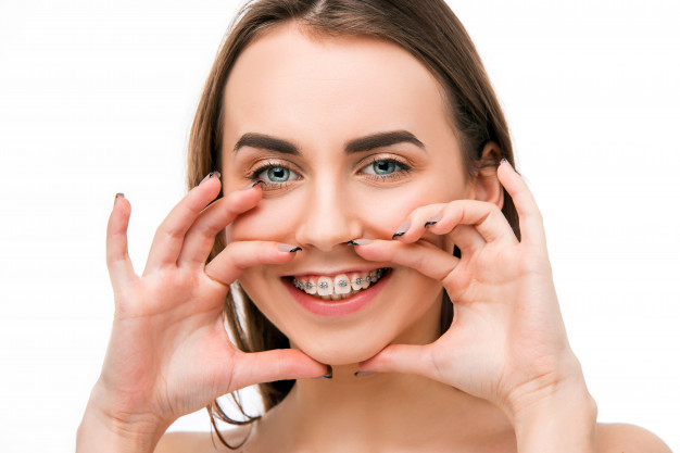 ไขข้อสงสัย  ปัญหาฟันงุ้มคืออะไร และแนะนำ #5 คลินิคจัดฟันที่โด่งดังและได้มาตรฐานที่มั่นใจ